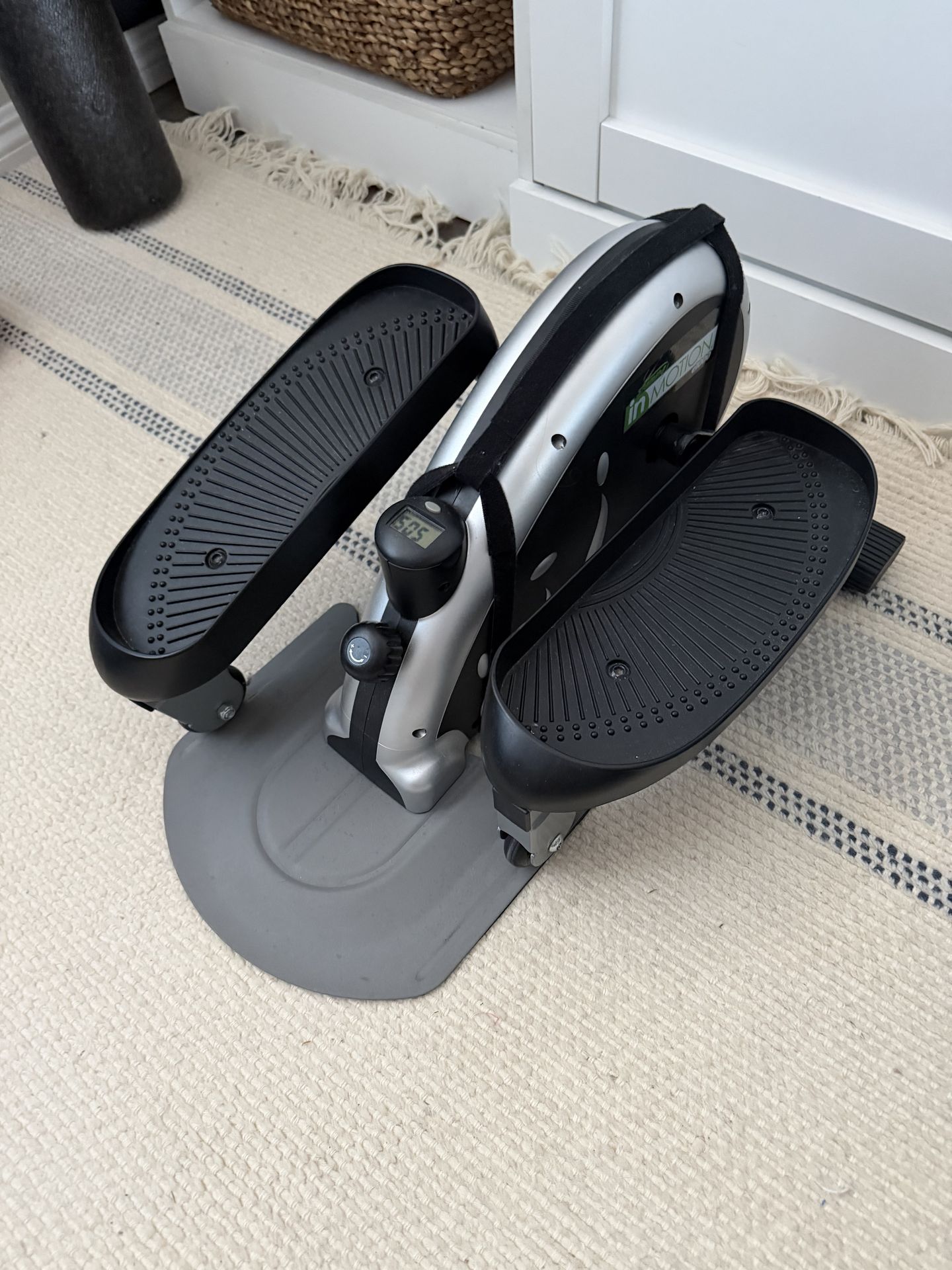 Elliptical leg machine