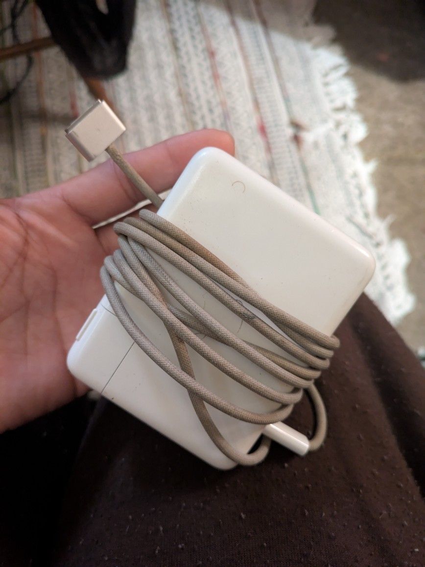 140 W apple laptop charger/adapter