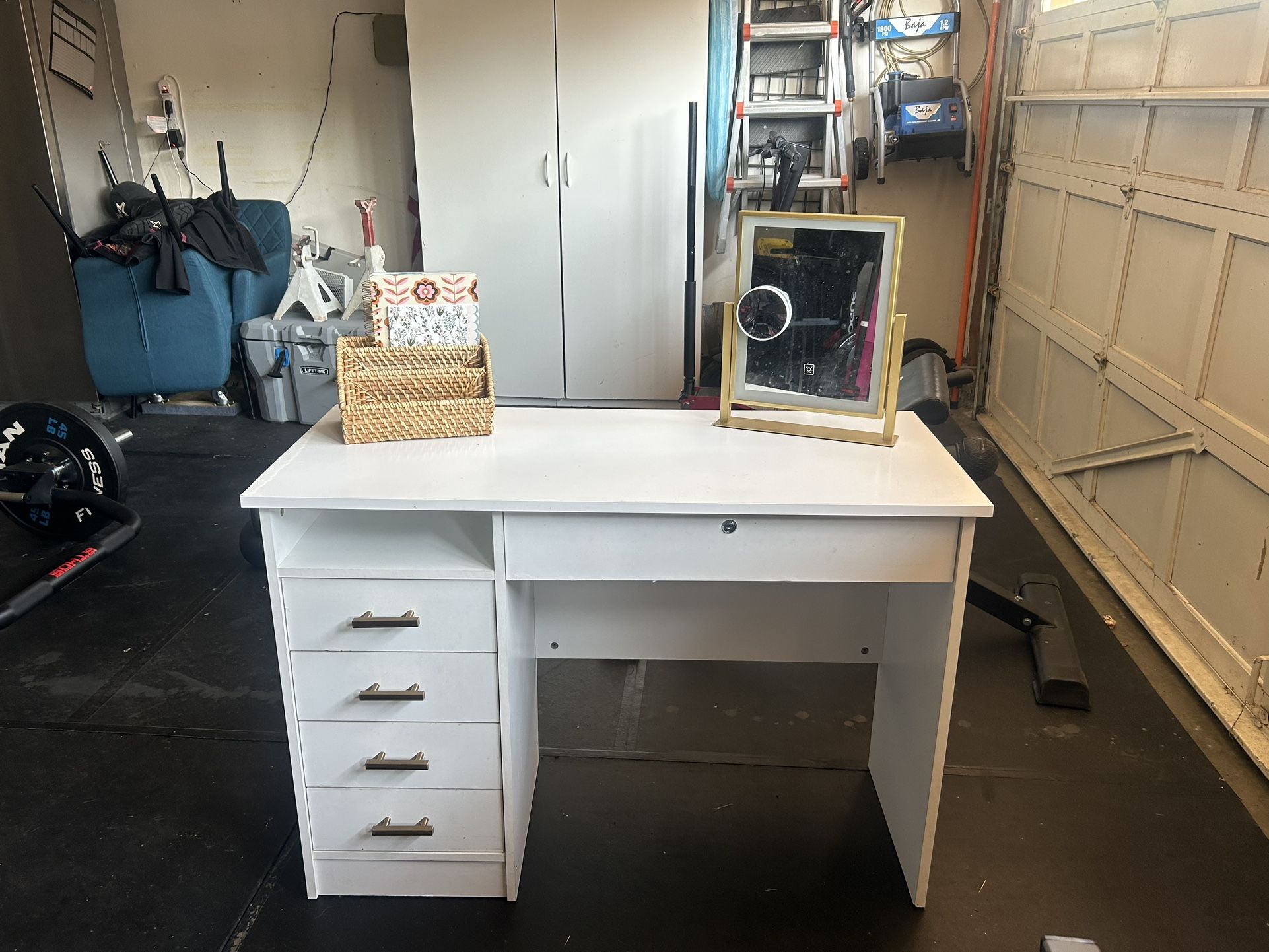 white desk/vanity
