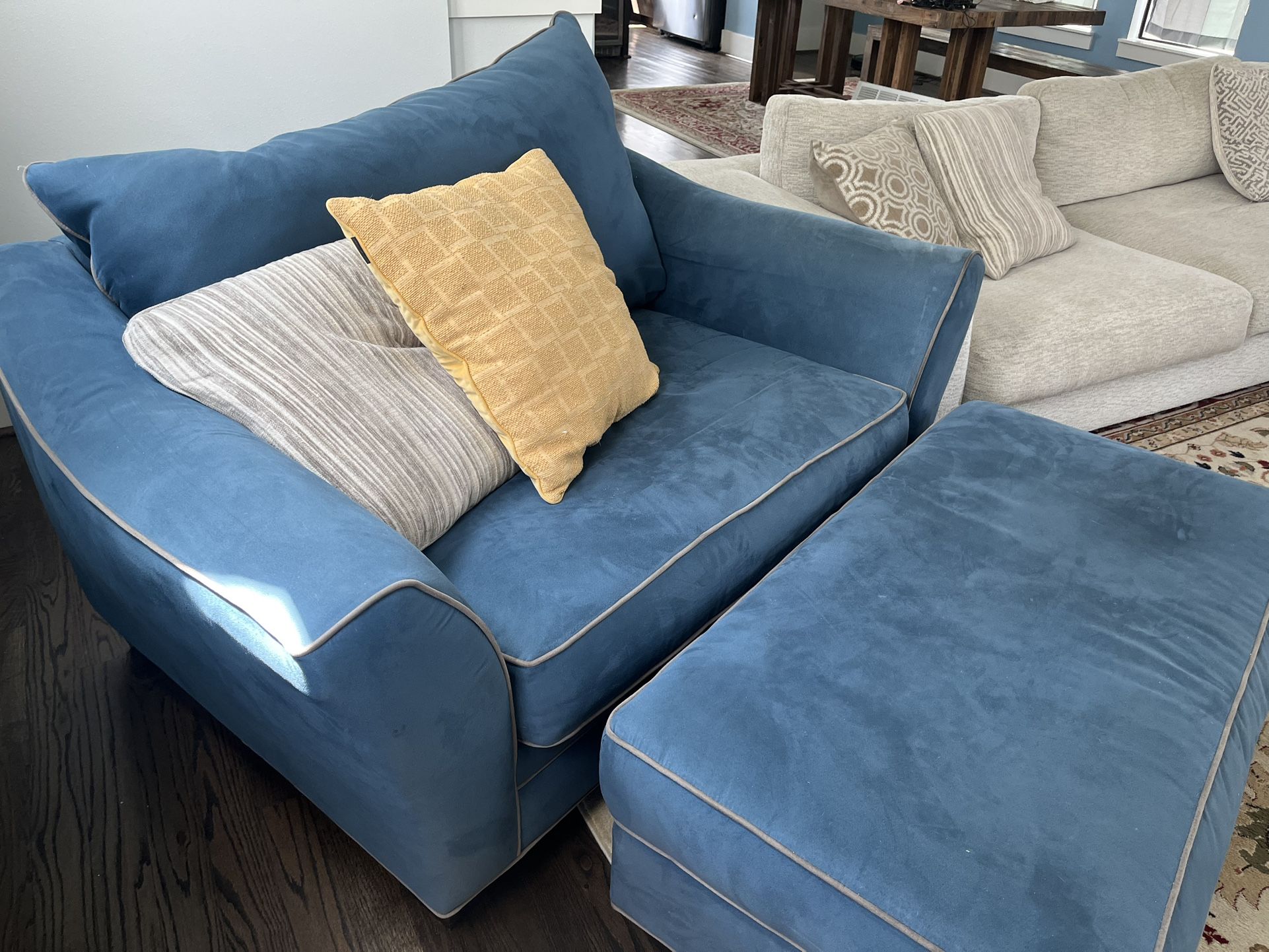Aberdeen Indigo Chair and Place Índigo Ottoman Blue