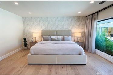 Luxury Upholstered Platform Bed – Modern & Elegant
