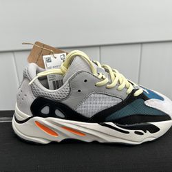 yeezy wave runner size 5 with box 