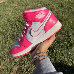 Jordan 1 Mid GS “Hyper Pink White” Size 6Y/7.5W