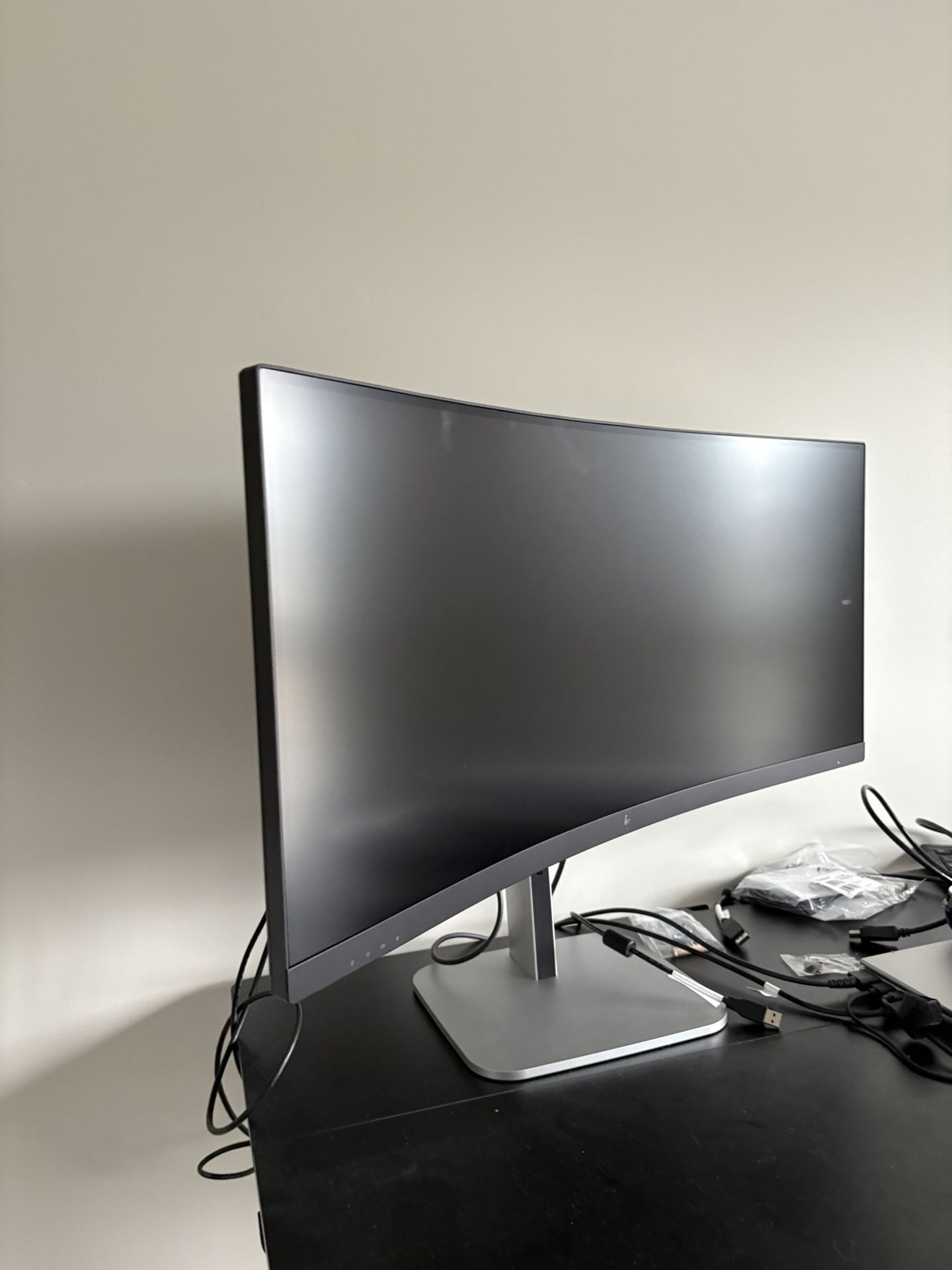 HP series 5 Pro 534 (Curved Monitor )