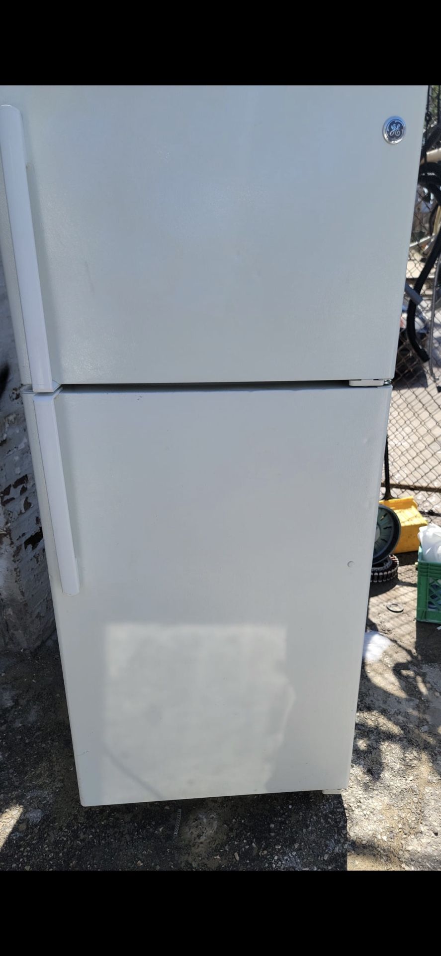 GE 28” Wide Top/Bottom Refrigerator 