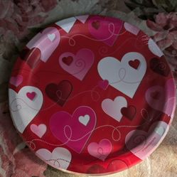 New Unopened Hearts Pattern Paper Plates