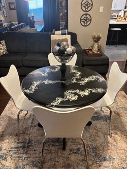 Dining/Kitchen Table & Chairs
