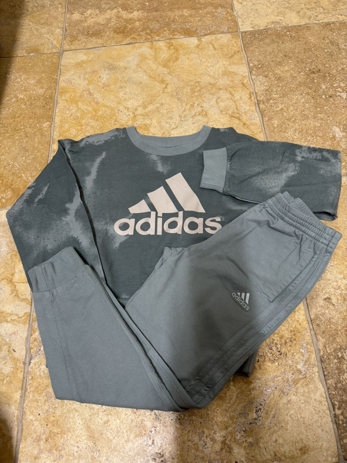 Adidas Size 7 Youth crew sweater and pants