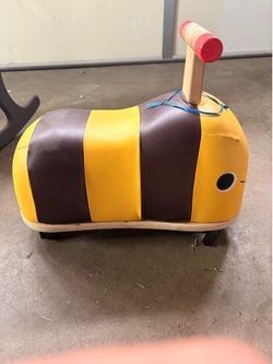 Wooden bee toddler push toy