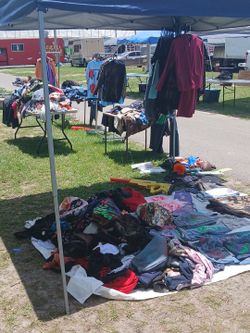 Tons of womens mens clothes make me a offer
