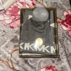 Michael Kors Hat & Scarf Set – Light Grey & White