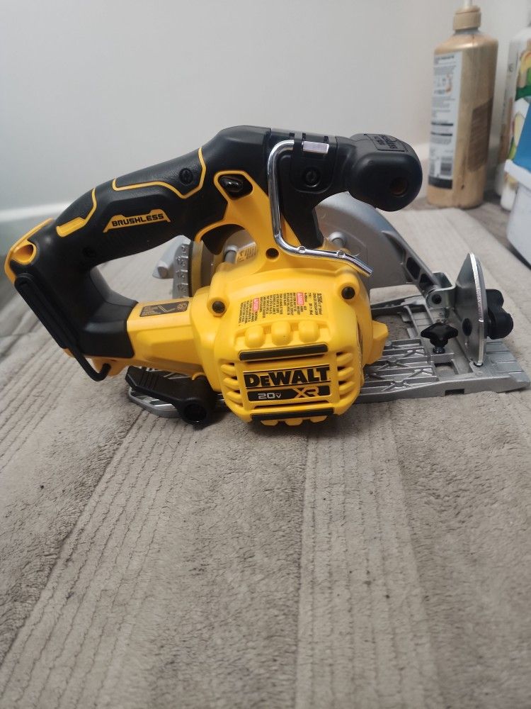 DEWALT 20V MAX* 6-1/2" Cordless Circular Saw – Brushless Motor, 4,950 RPM, Tool-Free Depth & Bevel (50°), LED, Rafter Hook – Tool Only (DCS565B)