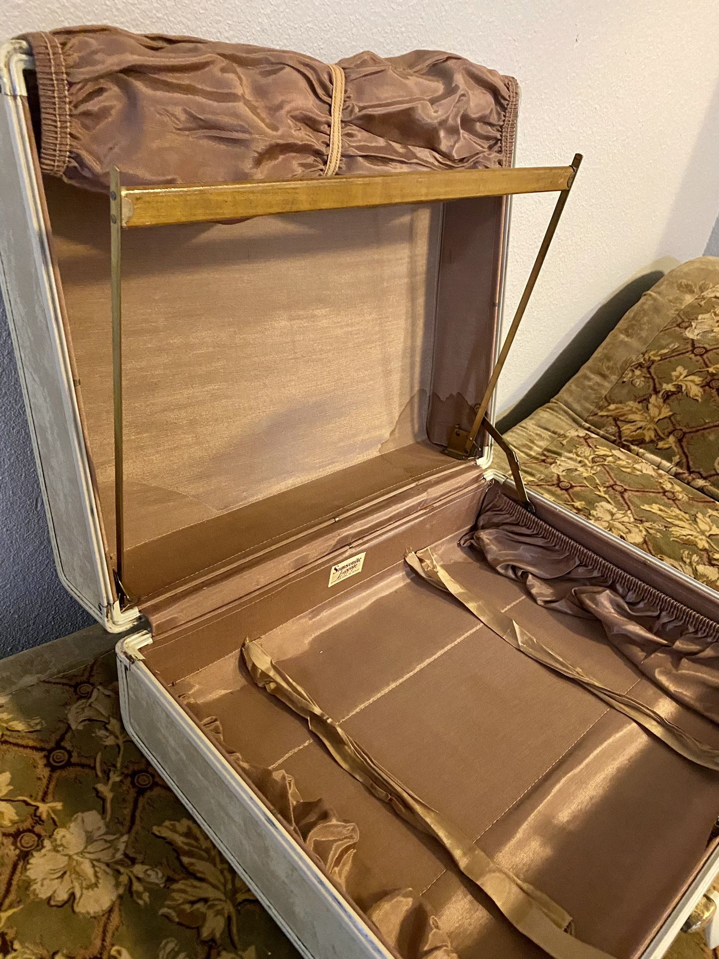 Vintage Samsonite Luggage Style 4551 Suitcase - Main Image