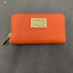 Michael Kors Orange Wallet. Item No 124 (Shopgoodwill)