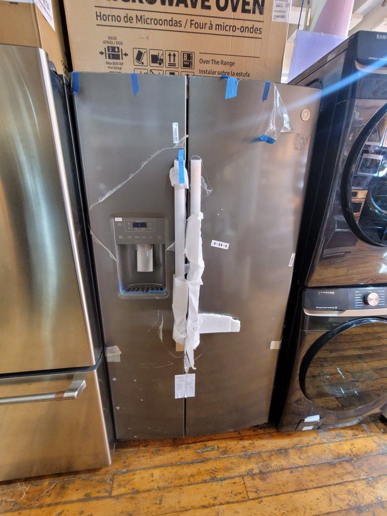 Ge  Prof Refrigerator  36"w New Open Box