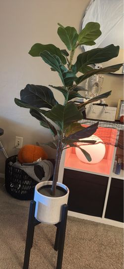 Faux/artificial plant with pot and stand