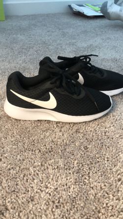 Womens Black/white Nike Tanjun Shoe 