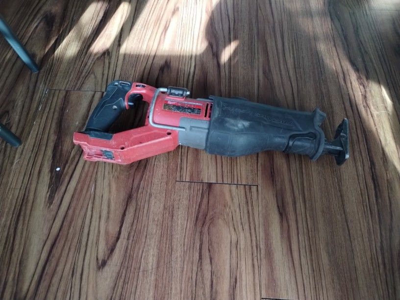 Vendo Está Erramienta No Tiene Cargador Ni Batería Así Como Seve Así Solo Se Vende Si Ay Personas Interesadas..Y Que Lo Pueden Aser Trabajar Ok..