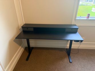 Adjustable standing and sitting desk