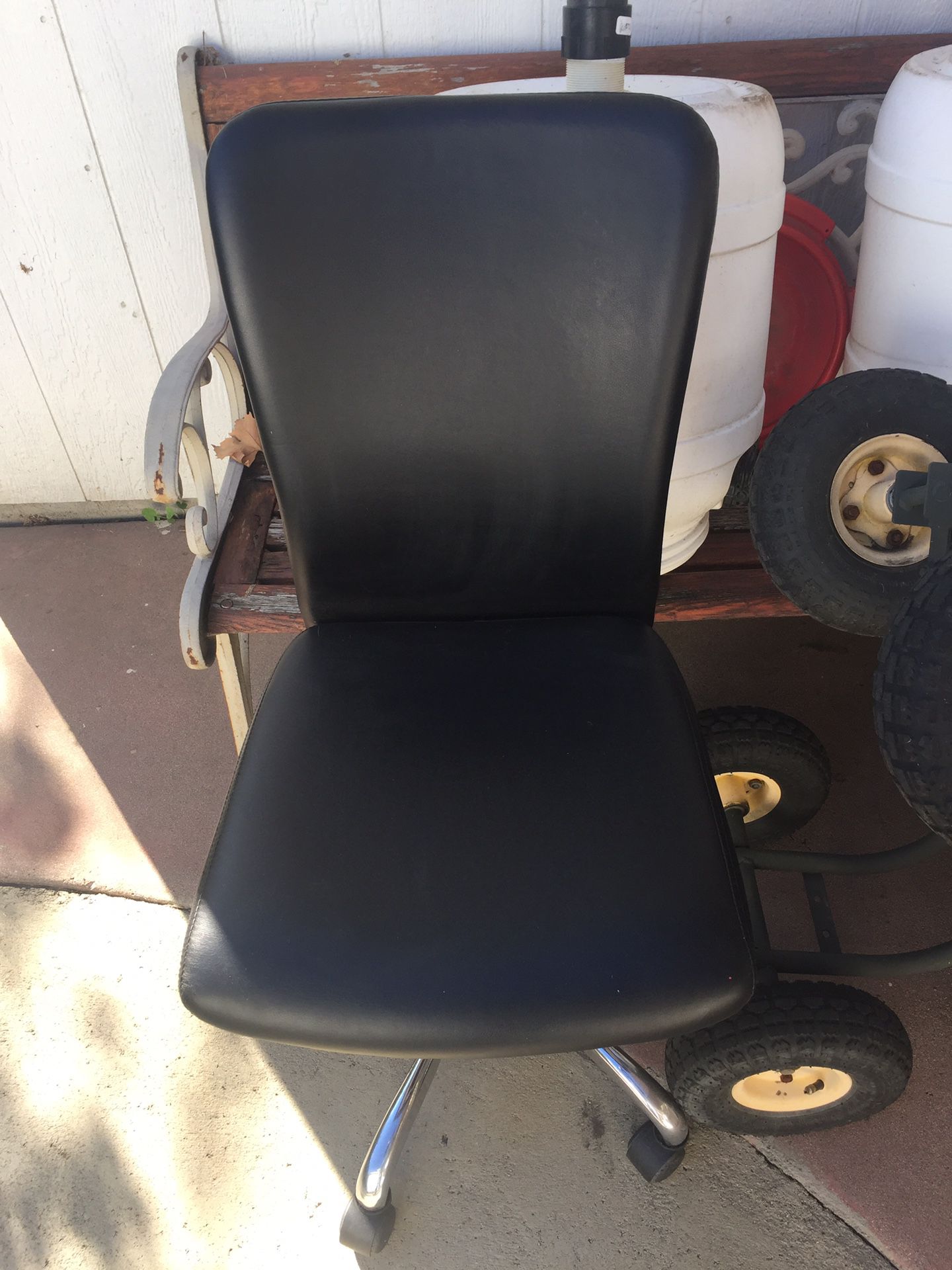 Student nails tech chair very good condition black adjustable high with roller wheel on sale retail $90