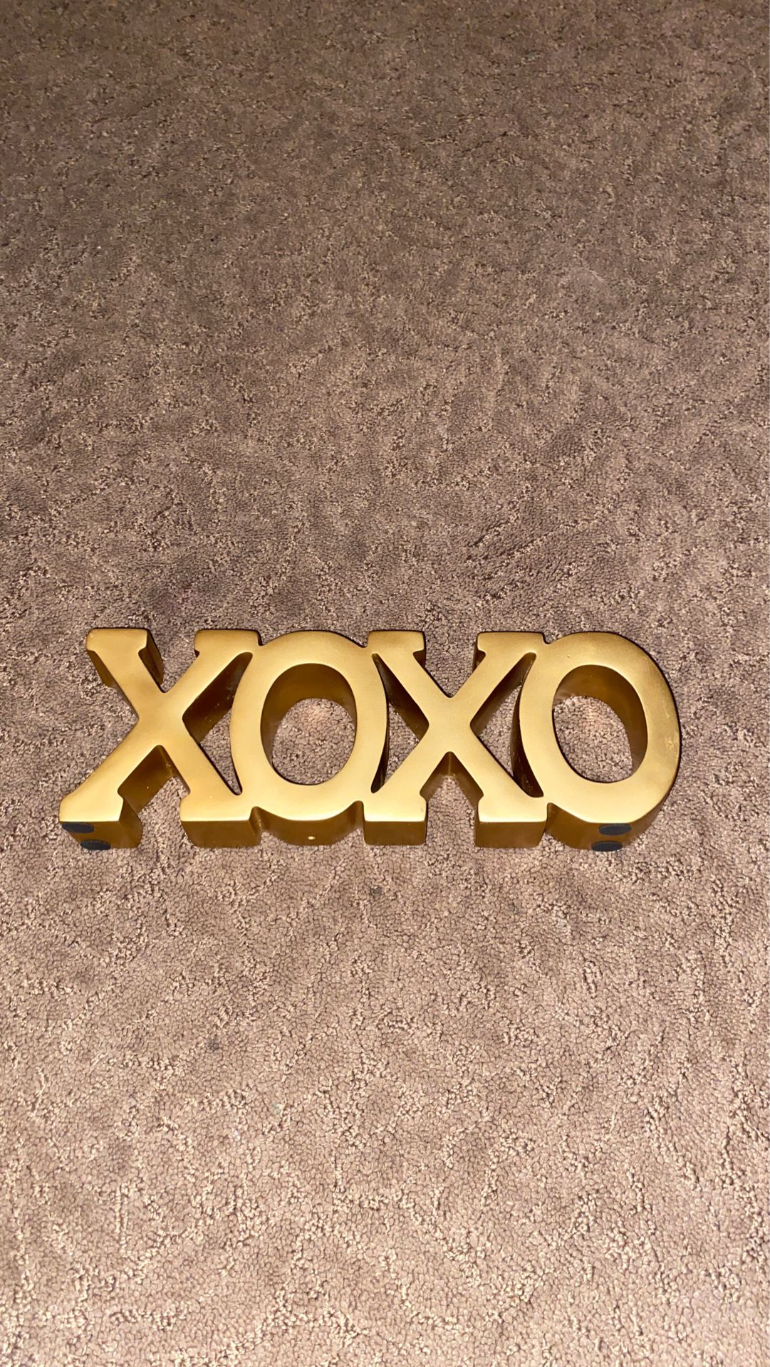 gold "xoxo" room decor piece