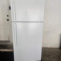 Insignia Refrigerator With Top Freezer 18 Cu 