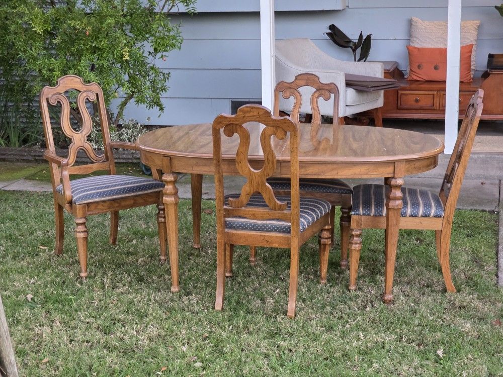 Dining Table with 4 Chairs & Cover
