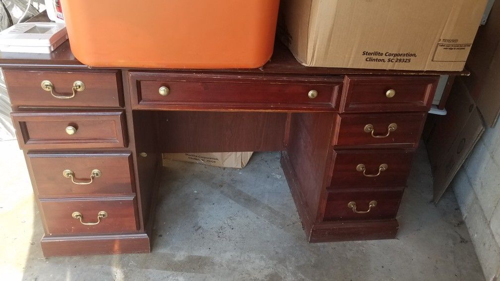 Nice big desk, 30 x 30x 60