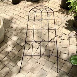 70” Metal Arch Trellis: 70”H x 22”W