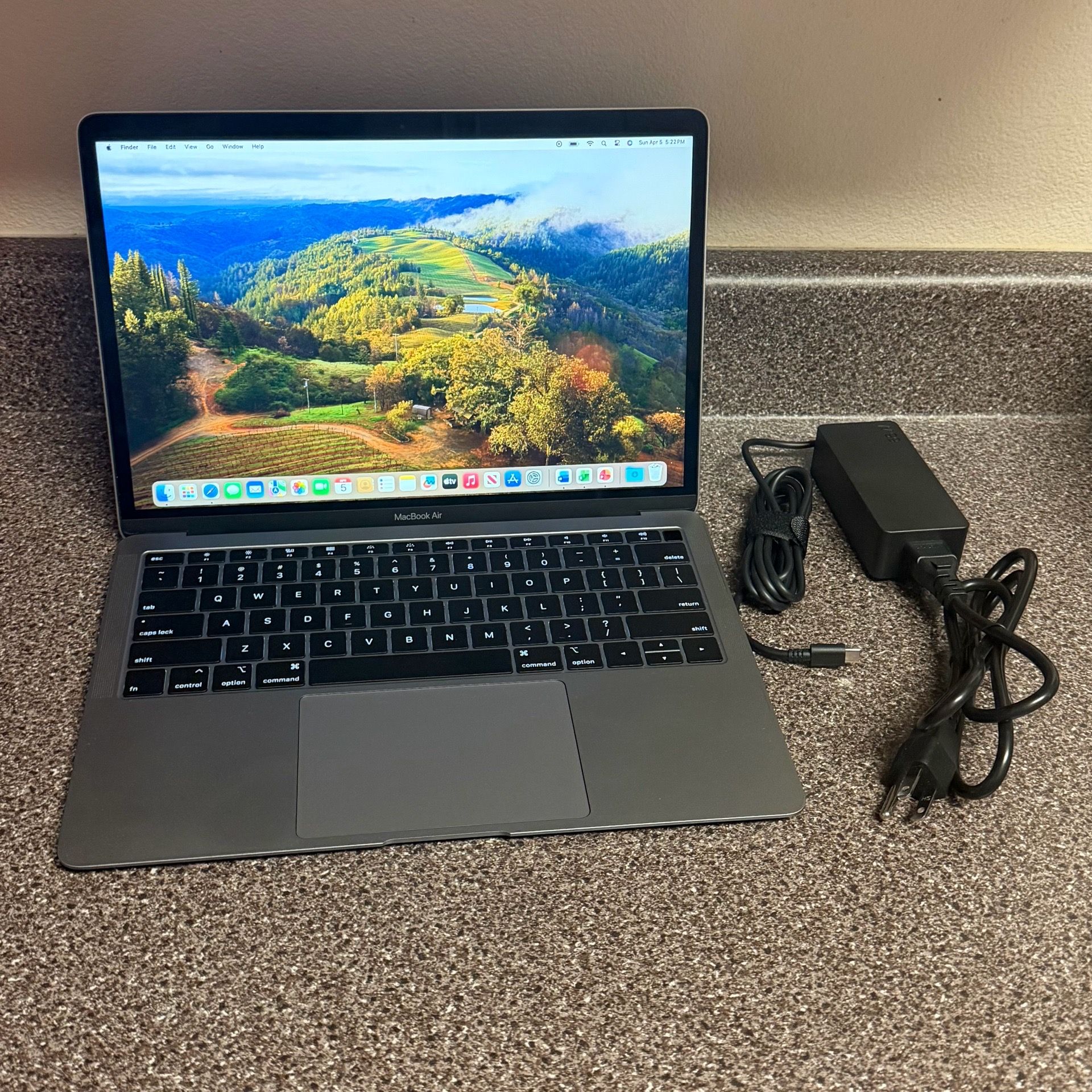 MacBook Air 13.3in 2019 i5 Laptop 8gb Ram 256Gb SSD W/Lifetime Office