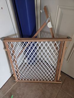 Baby gate or pet fence