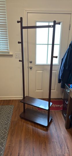 Freestanding clothing rack