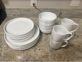 Crate and barrel 16 piece dish set