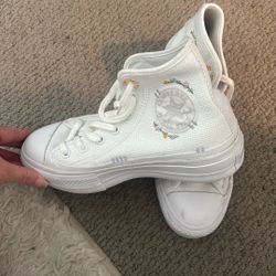 White Converse Size 7 Women’s 