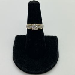 LADIES NATURAL DIAMOND RING 18KT YELLOW GOLD, SIZE 5.5, 5.8 GRAMS. 