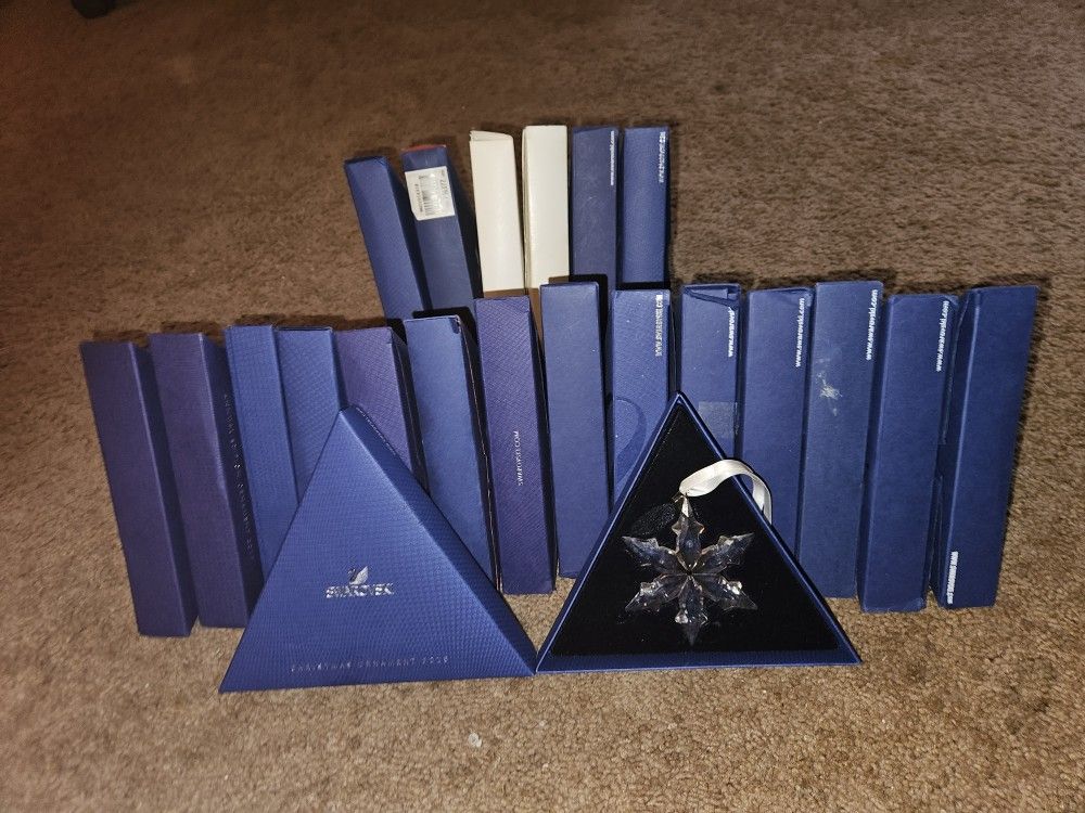 18 Piece Savorsky Crystal Snowflakes Collection