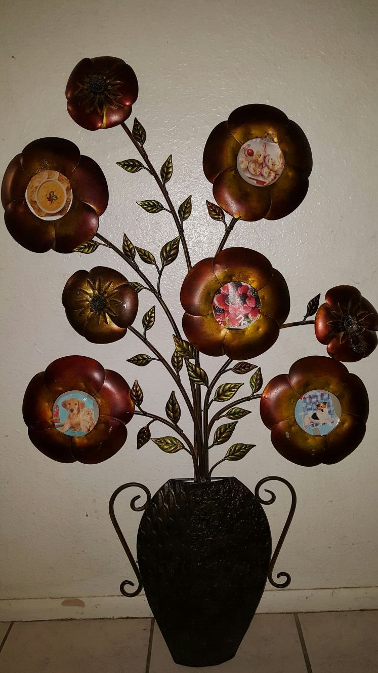 Metal flowers and pot with 5 pictures holders