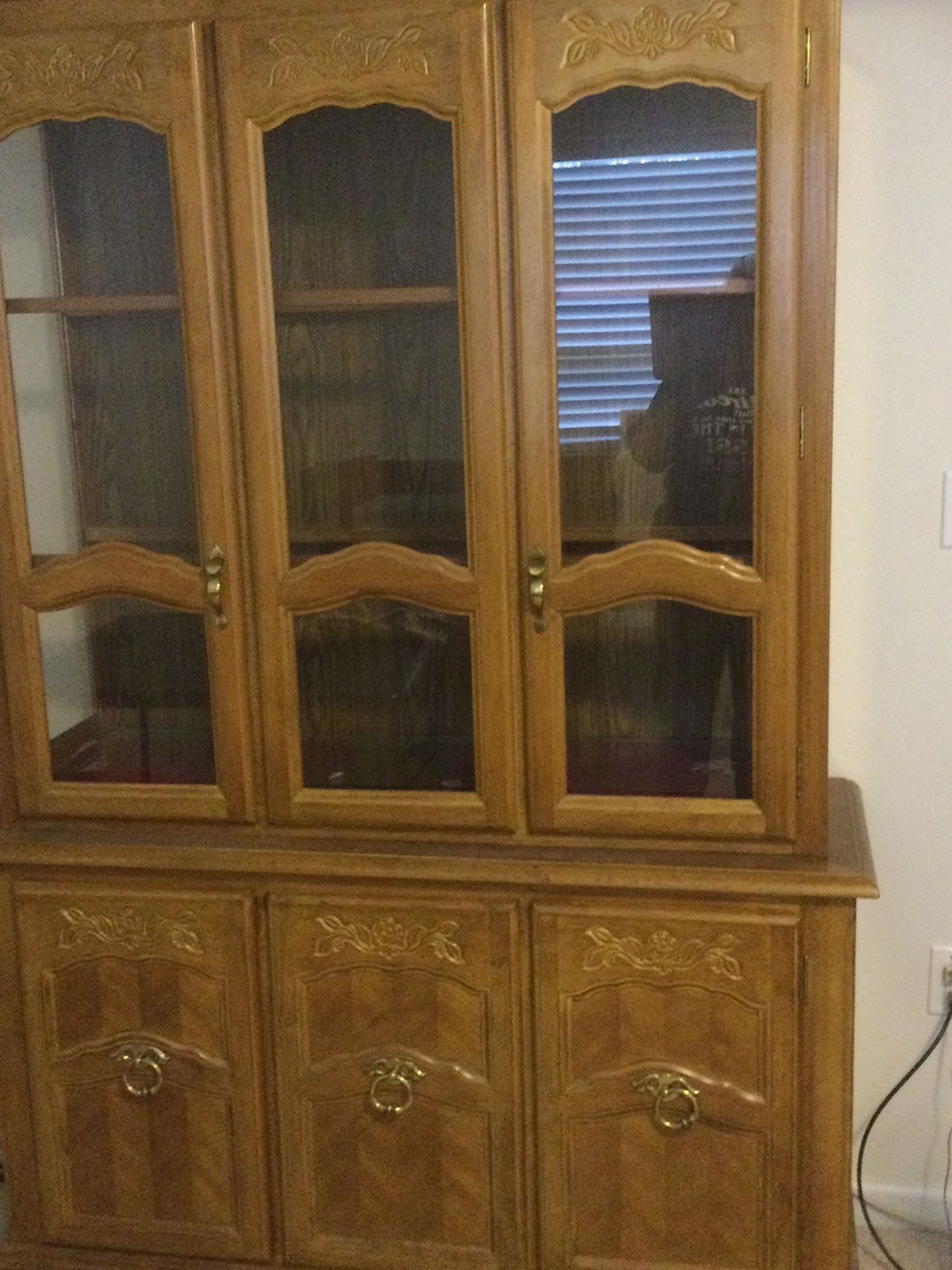 Dining Room Table Chairs And Hutch