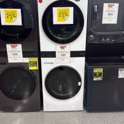 LG WashTower Stacked Smart Laundry Center 4.5 Cu.Ft. Front Load Washer & 7.4 Cu.Ft. Gas Dryer in White 