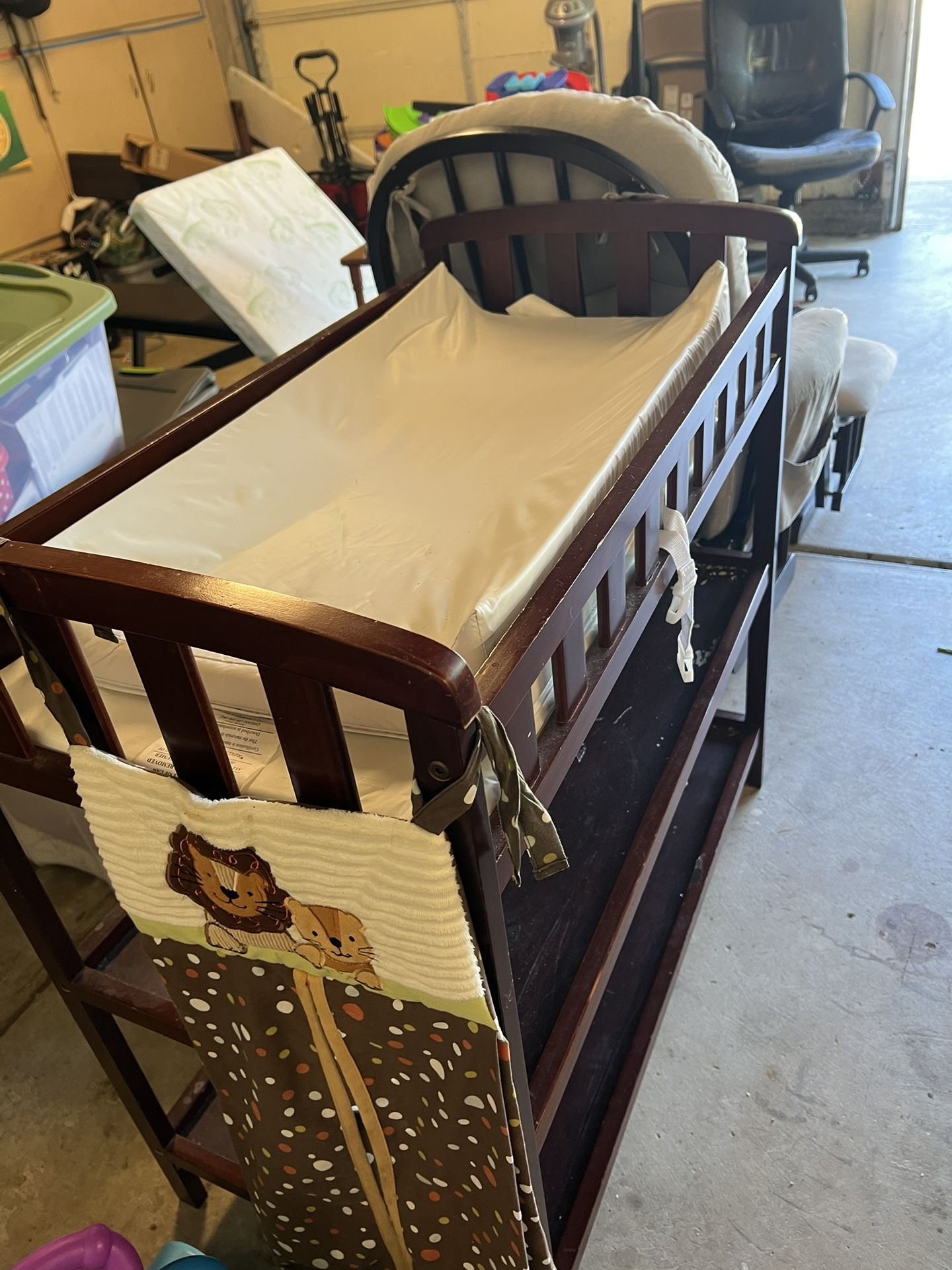 ๐ผโจ Changing Table with Pad + Storage Shelves โ Great Condition! โจ๐ผ