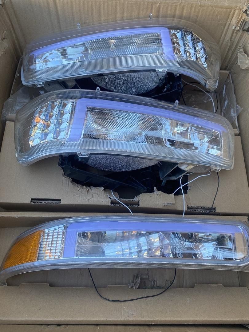 As is 99-02 Chevy Silverado Chrome Amber LED Headlights 3pcs / Faros delanteros cromado y ámbar