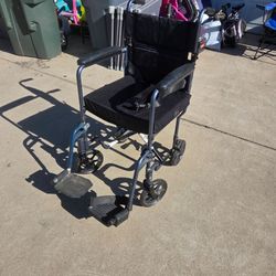 Lightweight travel wheelchair