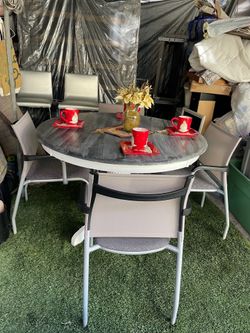 BEAUTIFUL DINING TABLE WITH 4 CHAIRS LIKE NEW