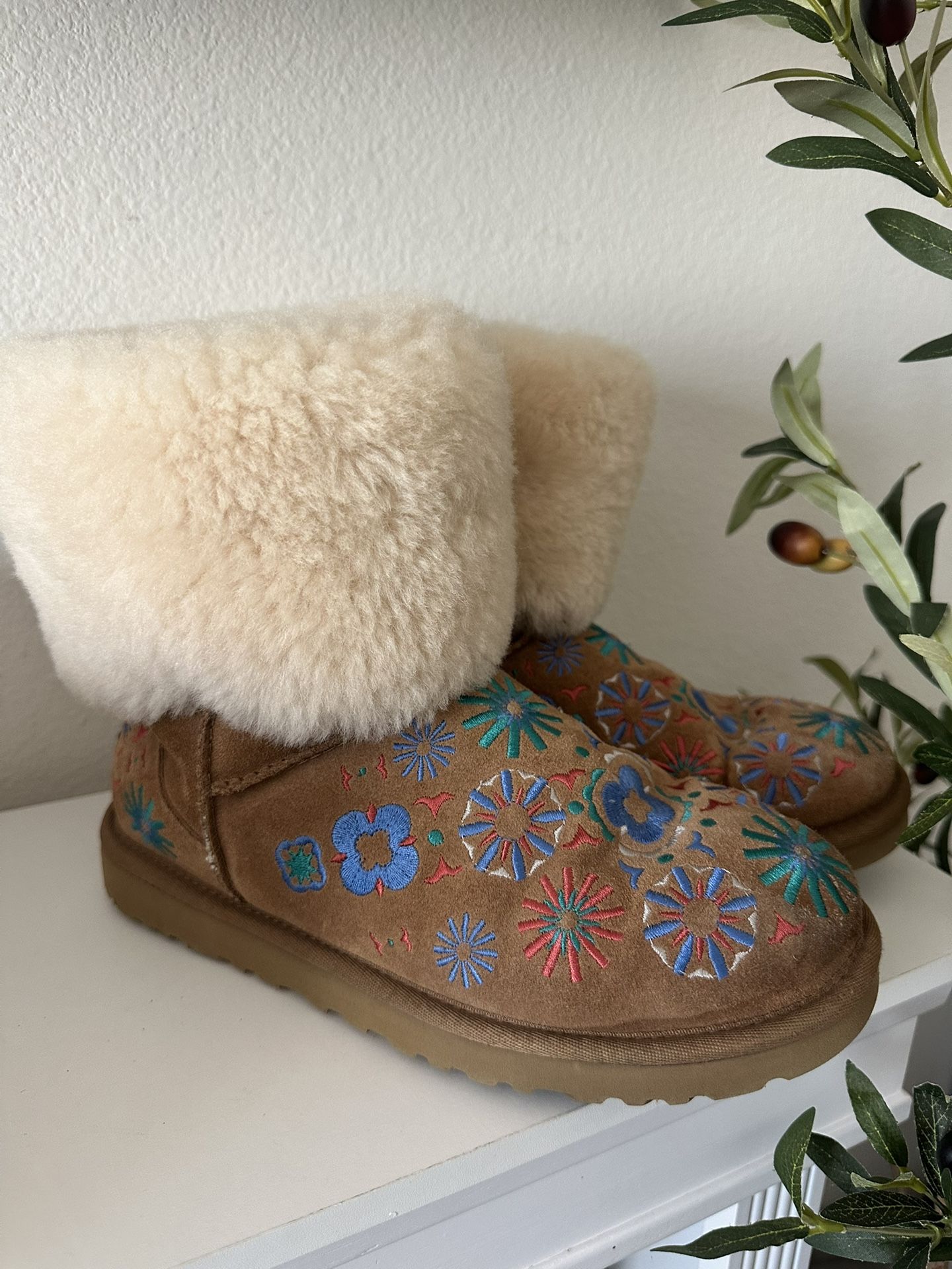 UGG Australia Embroidery Chestnut Floral Short Boots Size 7