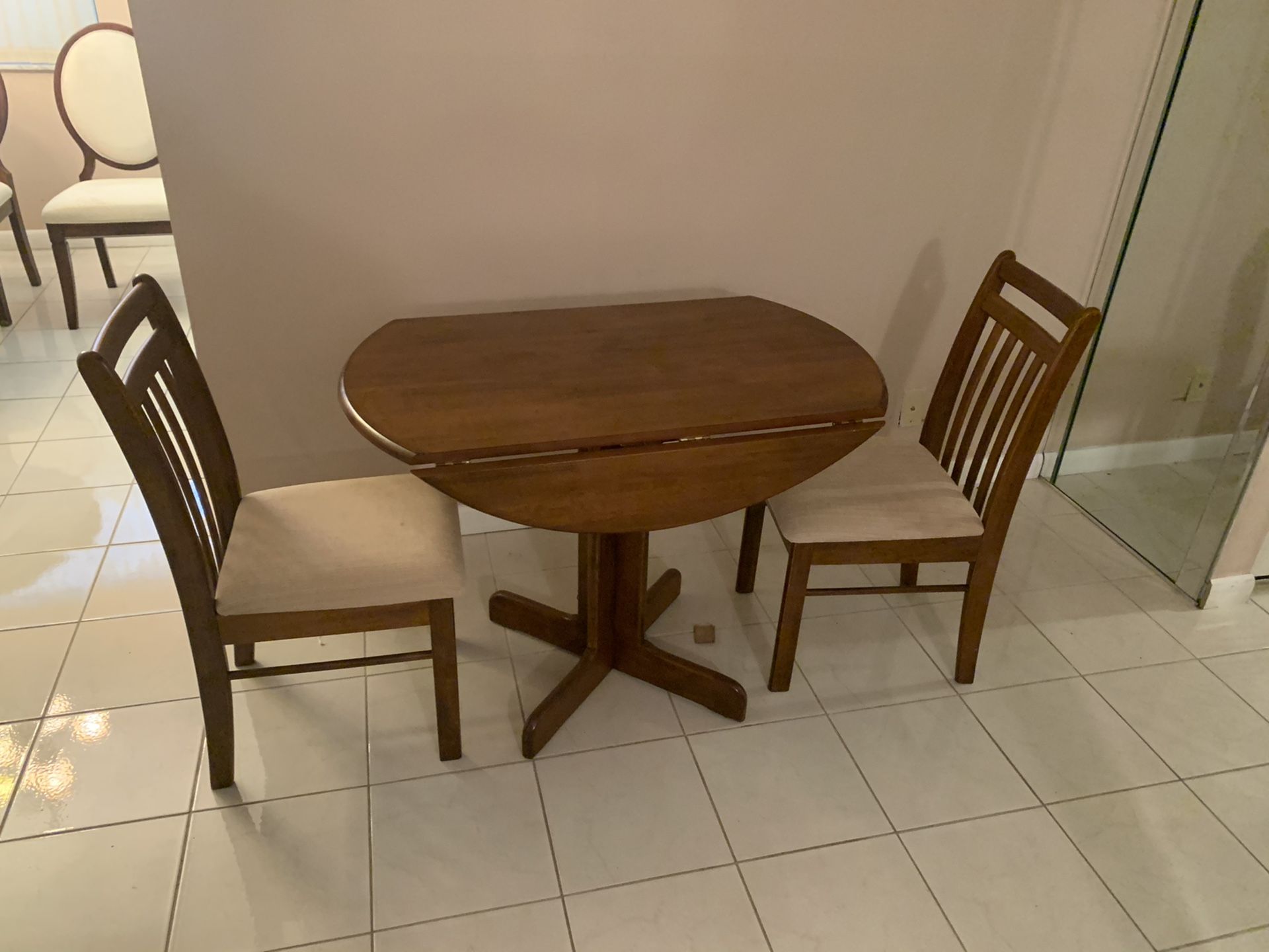 Extendable kitchen table with chairs