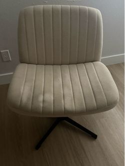 Swivel accent chair