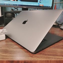 15inch Apple MacBook Pro. Touchbar, Core i7, Radeon Pro, 17