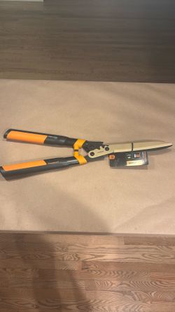 (UNOPENED) Fiskars Titanium Coated Blades, 23 in. PowerGear 2 Hedge Shears