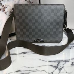 Louis Vuitton, a Damier Graphite 'District' messenger bag, 2016. - Bukowskis