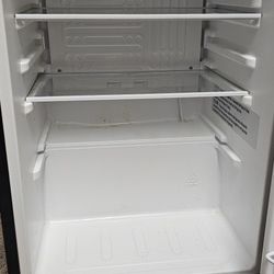 Insignia mini Fridge 